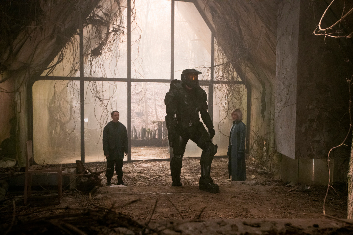 Ryan McParland as Adun, Pablo Schreiber as Master Chief, and Natascha McElhone as Dr. Catherine Halsey investigate an abandoned building in ‘Halo.’