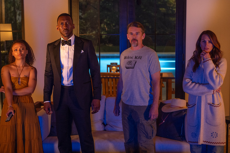 (2023) Myha’la as Ruth, Mahershala Ali as G.H., Ethan Hawke as Clay and Julia Roberts as Amanda. 
