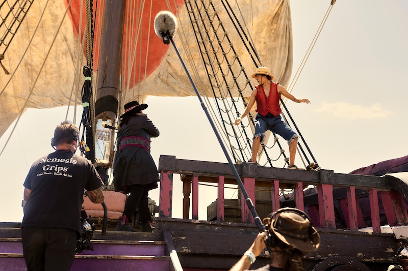 Ilia Isorelýs Paulino as Alvida and Iñaki Godoy as Monkey D. Luffy battle on a pirate ship in Season 1 of 'One Piece.'