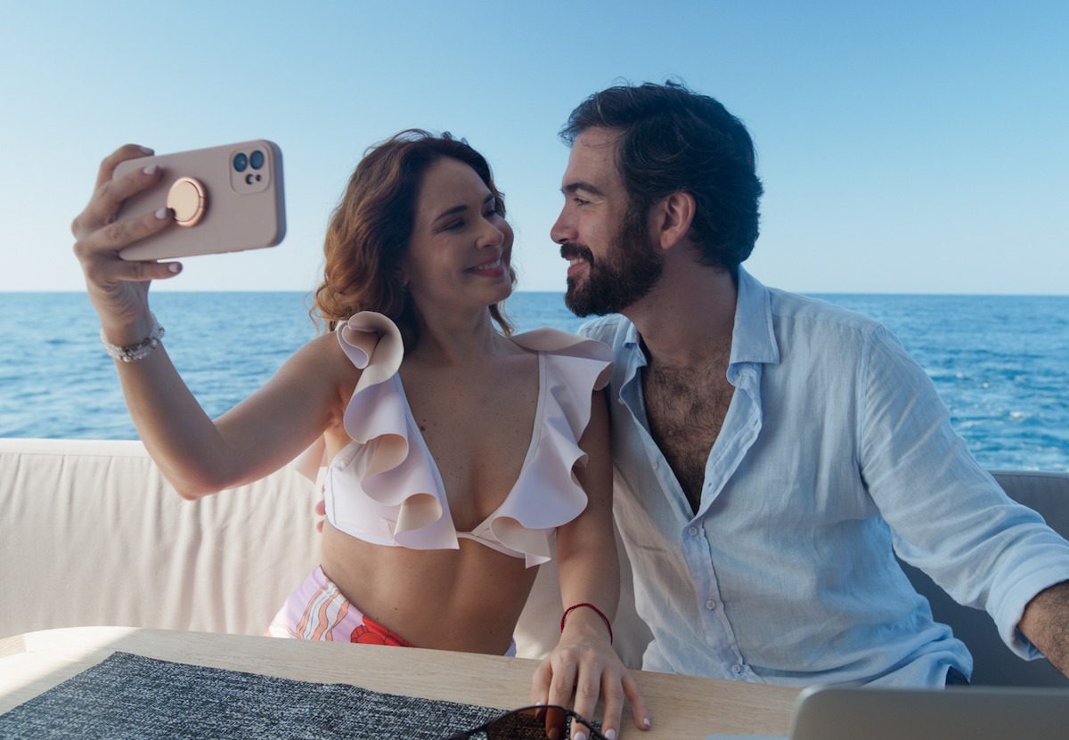 Adriana Louvier as Fernanda and Erick Chapa as Rodrigo in ‘Pact of Silence’