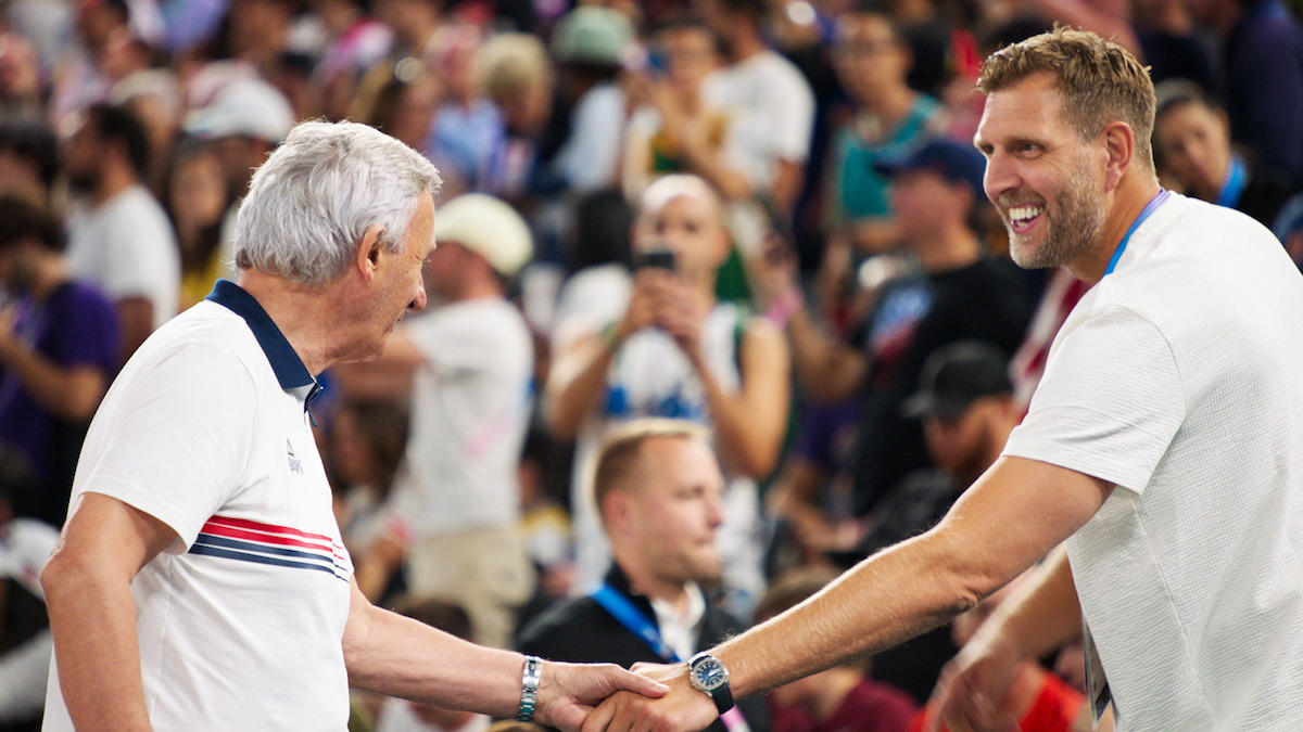 Svetislav Pesic and Dirk Nowitzki shake hands.
