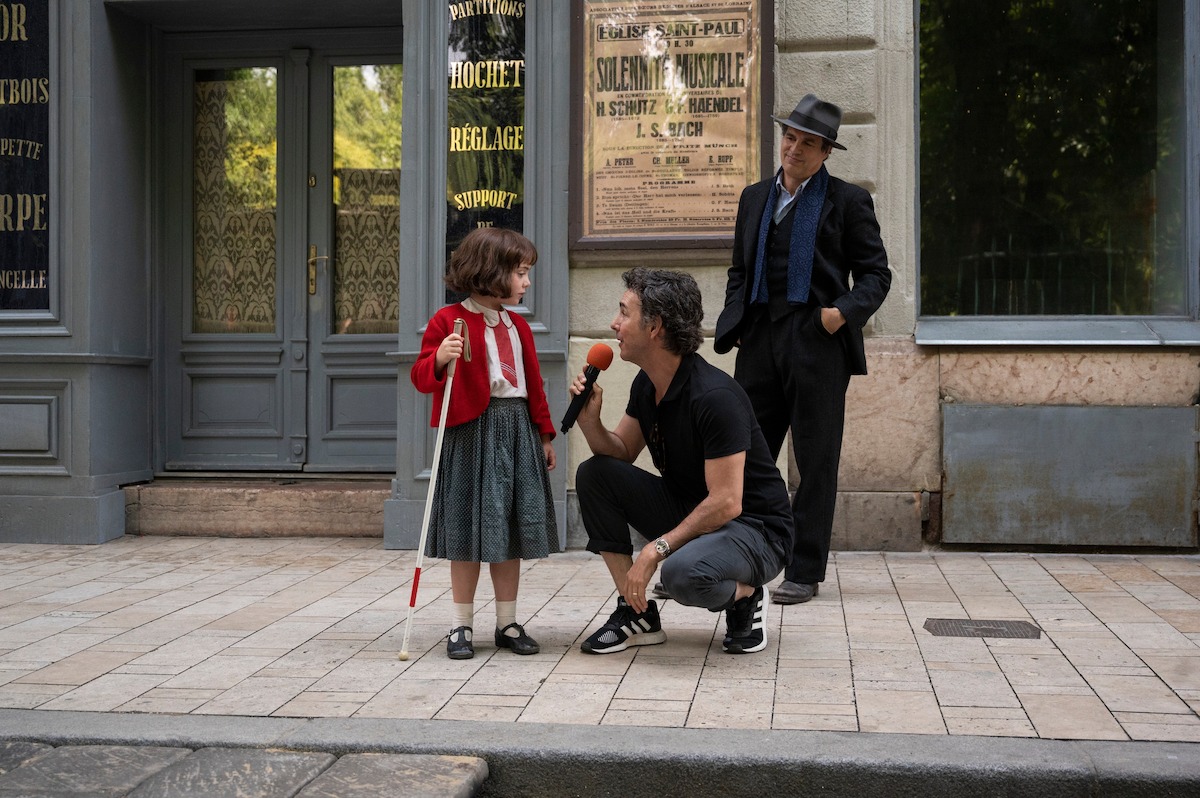 (L to R) Nell Sutton as Young Marie-Laure, Director/Executive Producer Shawn Levy, Mark Ruffalo as Daniel LeBlanc