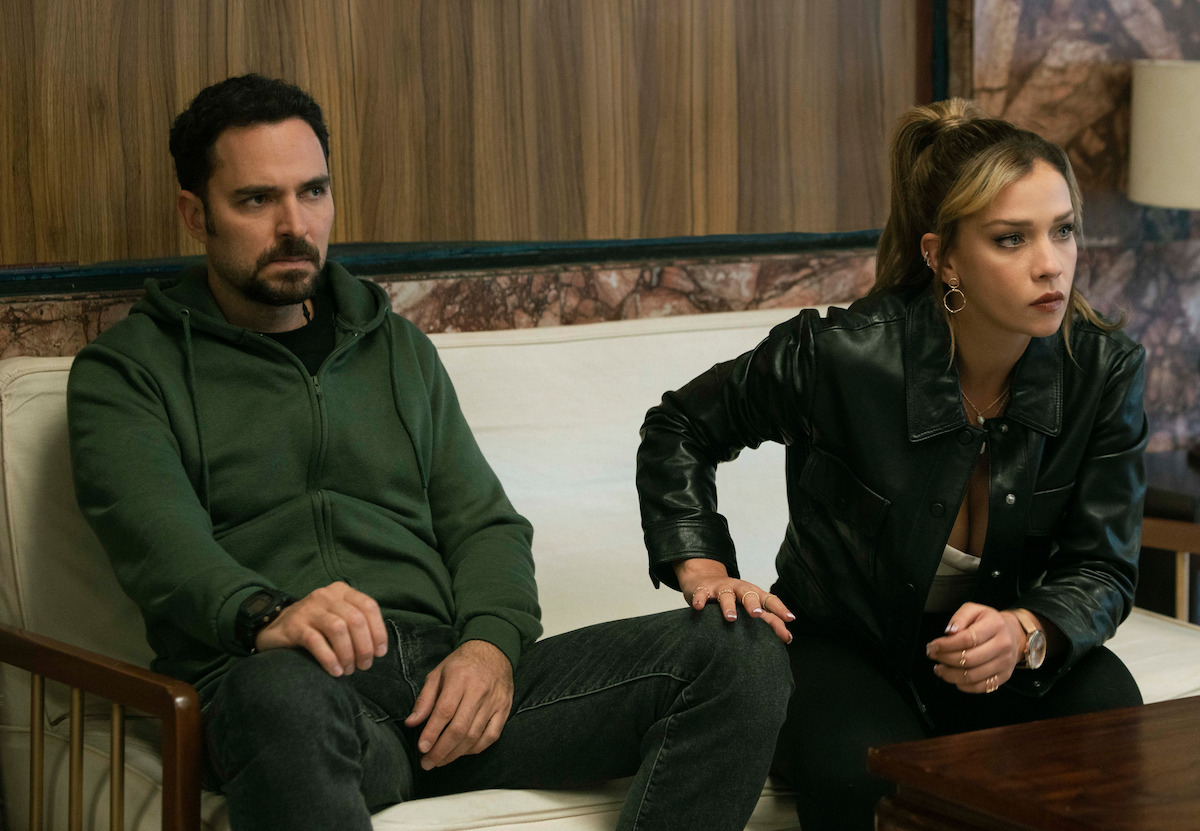 Manolo Cardona as Alex Guzmán and Carolina Miranda as Elisa Lazcano in Who Killed Sara?.