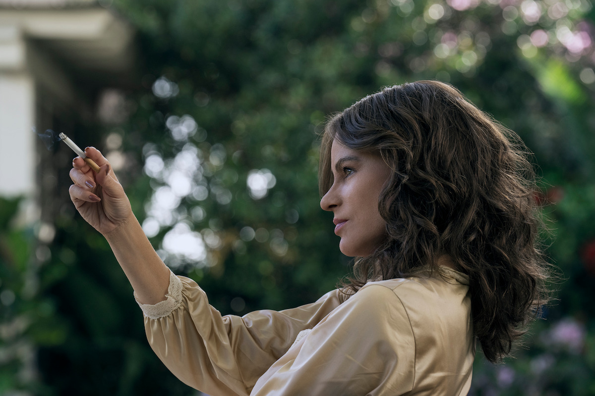Sofía Vergara as Griselda holding up a cigarette.