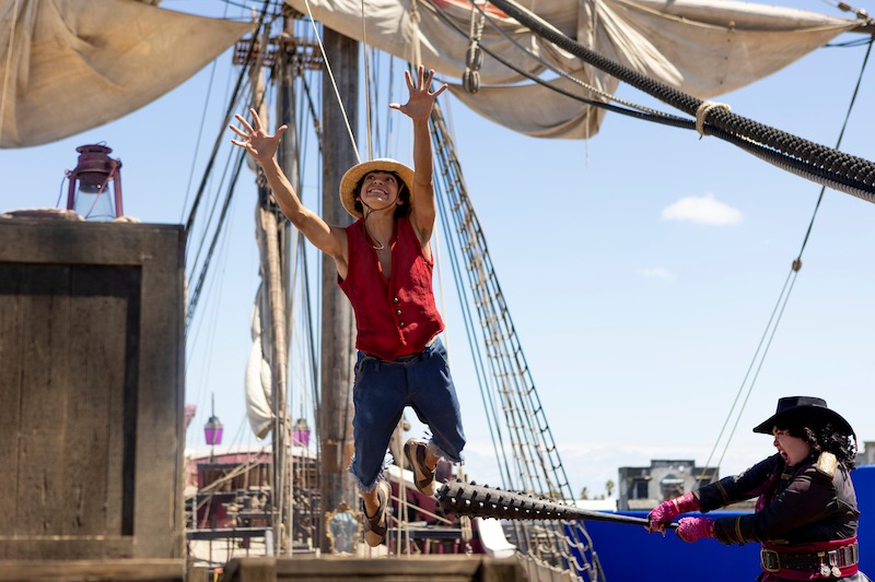 Iñaki Godoy as Monkey D. Luffy and Ilia Isorelýs Paulino as Alvida perform a stunt in season 1 of 'One Piece.'