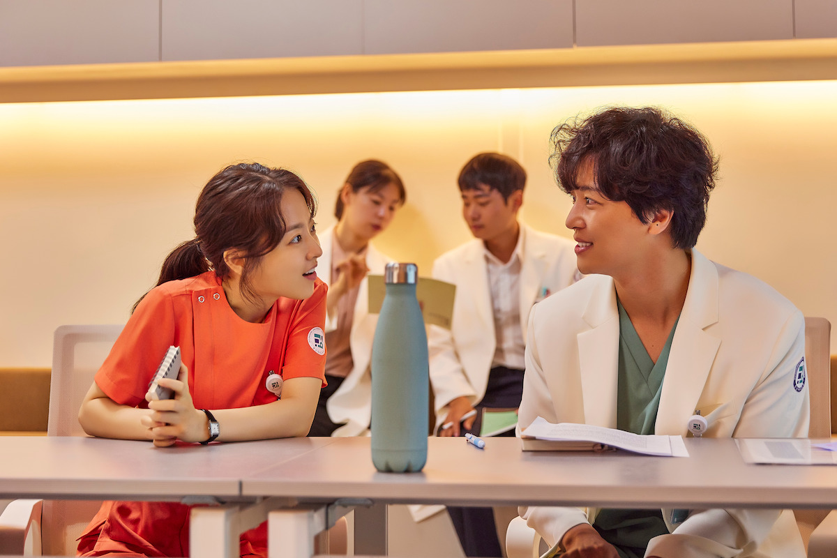Park Bo-young as Jung Da-eun and Yeon Woo-jin as Dong Go-yun sitting at a table.