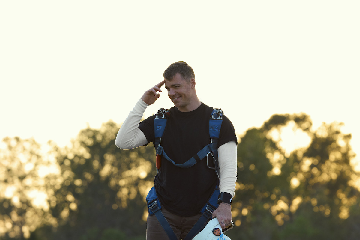 Gabriel Basso of ‘The Night Agent’ training for his epic blimp stunt