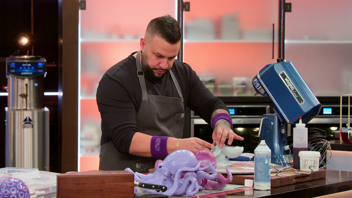 Henderson Gonzalez prepares a cake.