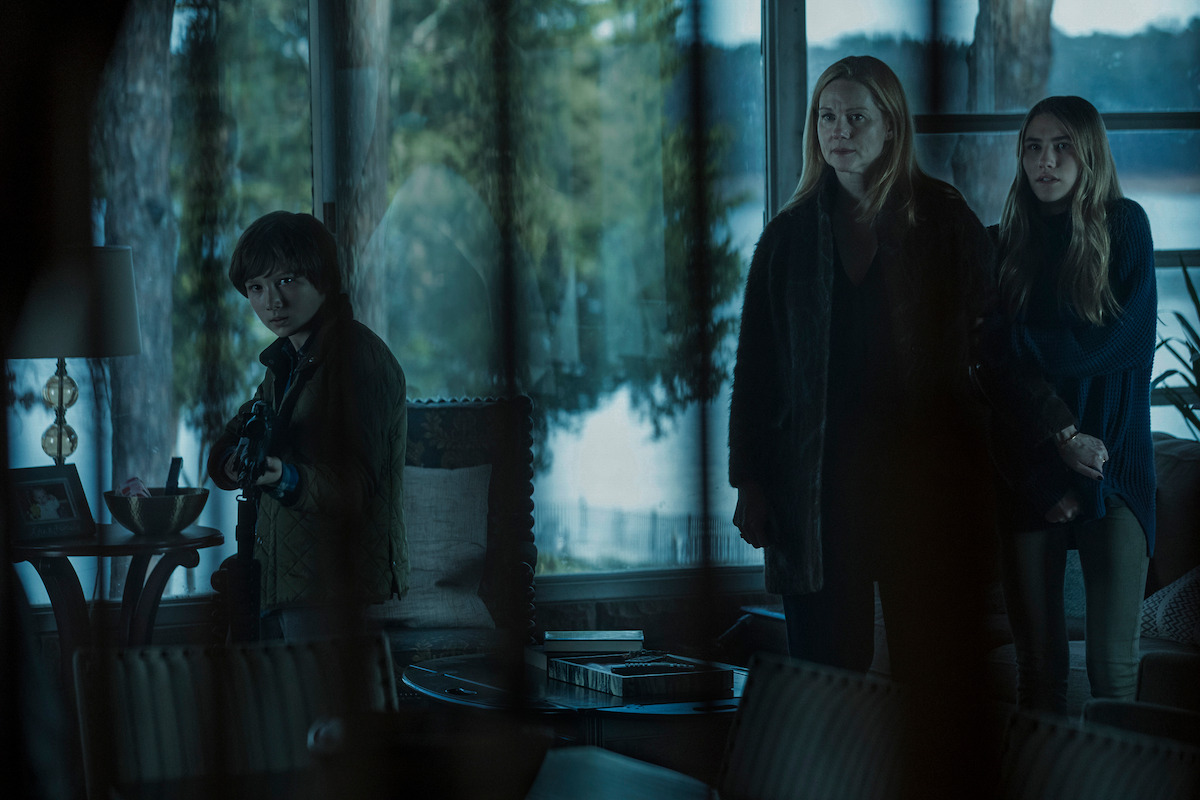 (L-R) Byrde, Laura Linney (as Wendy Byrde) and Hublitz in Season 1, Episode 10 of Ozark.