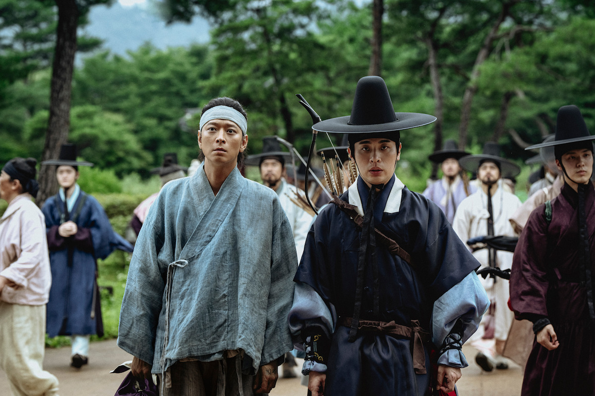 Gang Dong-won as Cheon-yeong and Park Jeong-min as Yi Jong-ryeo in ‘Uprising.’