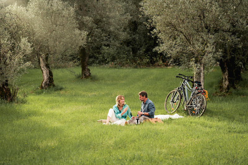 Violante Placido as Francesca and Scott Foley as Eric in La Dolce Villa.