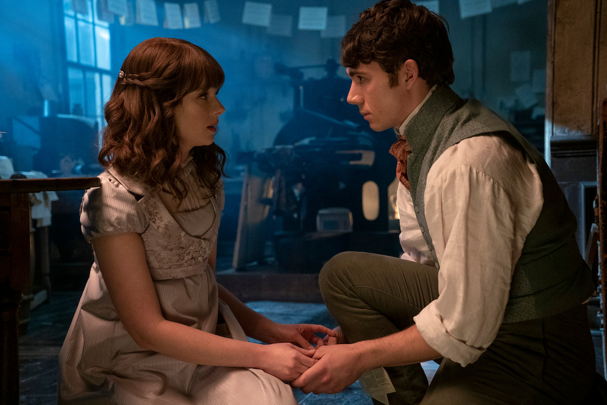 Eloise Bridgerton (Claudia Jessie) and Theo (Calam Lynch) hold hands in the printer’s office.