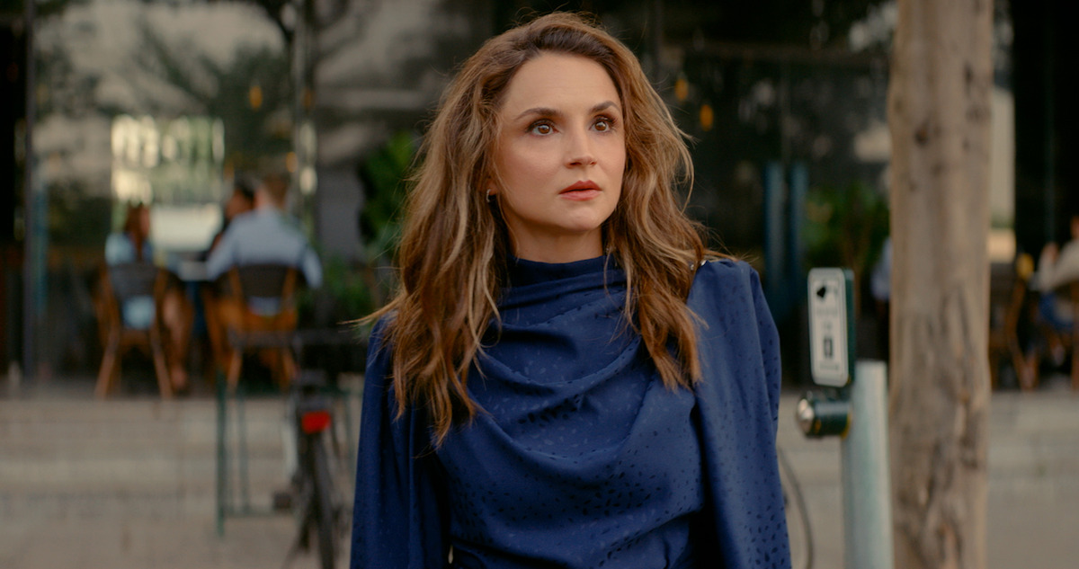 Rachael Leigh Cook as Amanda in A Tourist's Guide to Love.
