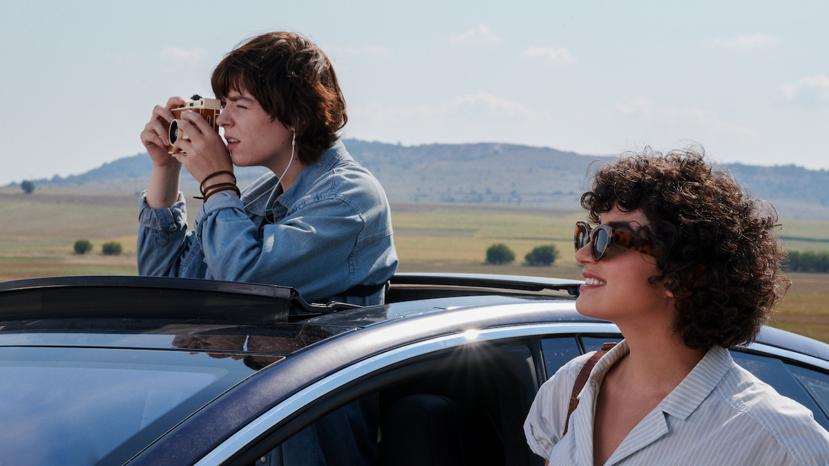 Two young women look outside of their car at an abandoned town in Texas in the Texas Chainsaw Massacre