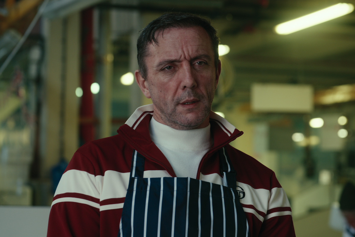 Peter Serafinowicz as Tommy Dixon wears a tracksuit and an apron in season 1 of ‘The Gentlemen’