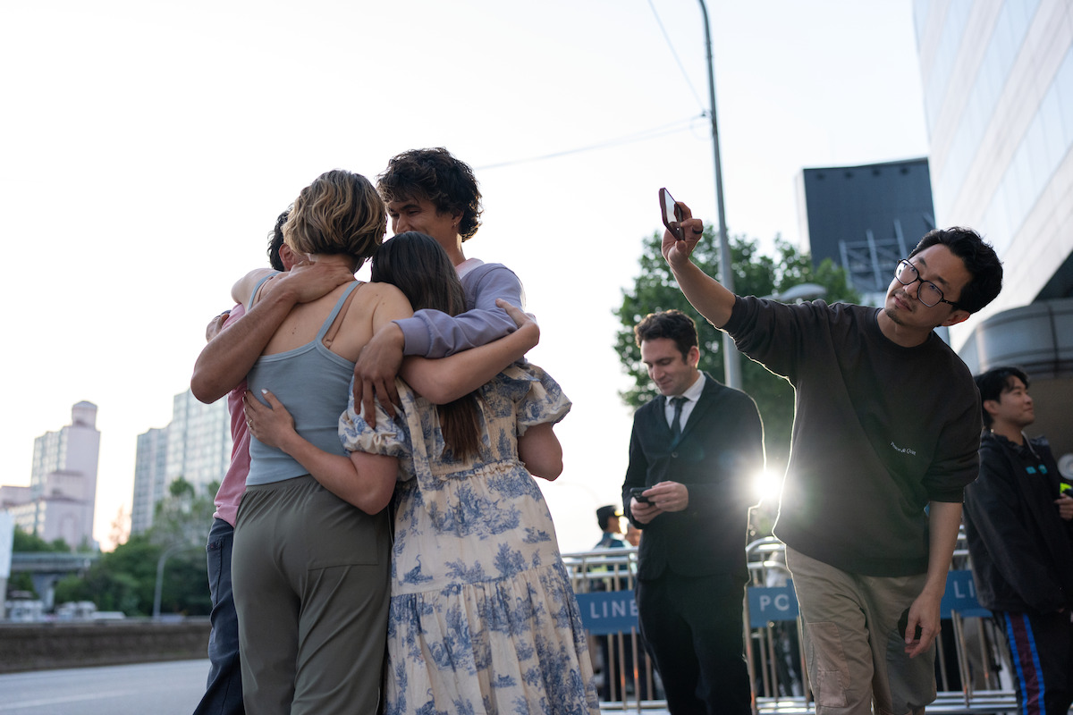 Oscar Isaac as Josh Martin, Carey Mulligan as Lindsay Crane-Martin, Cailee Spaeny as Ashley Miller, Charles Melton as Austin Davis, Executive Producer Jake Schreier, Executive Producer/Writer Lee Sung Jin in episode 208 of Beef.