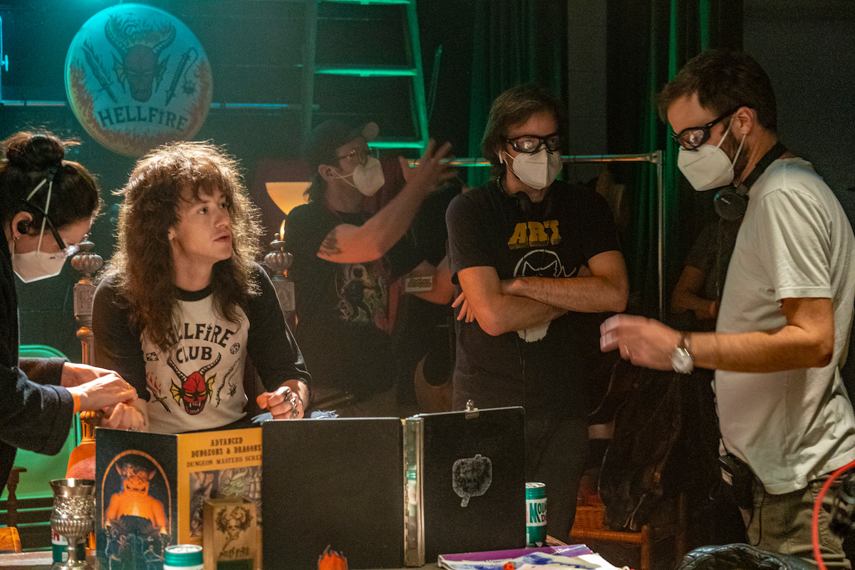 Eddie behind the scenes - The Duffer Brothers Geek Out on Dungeons & Dragons