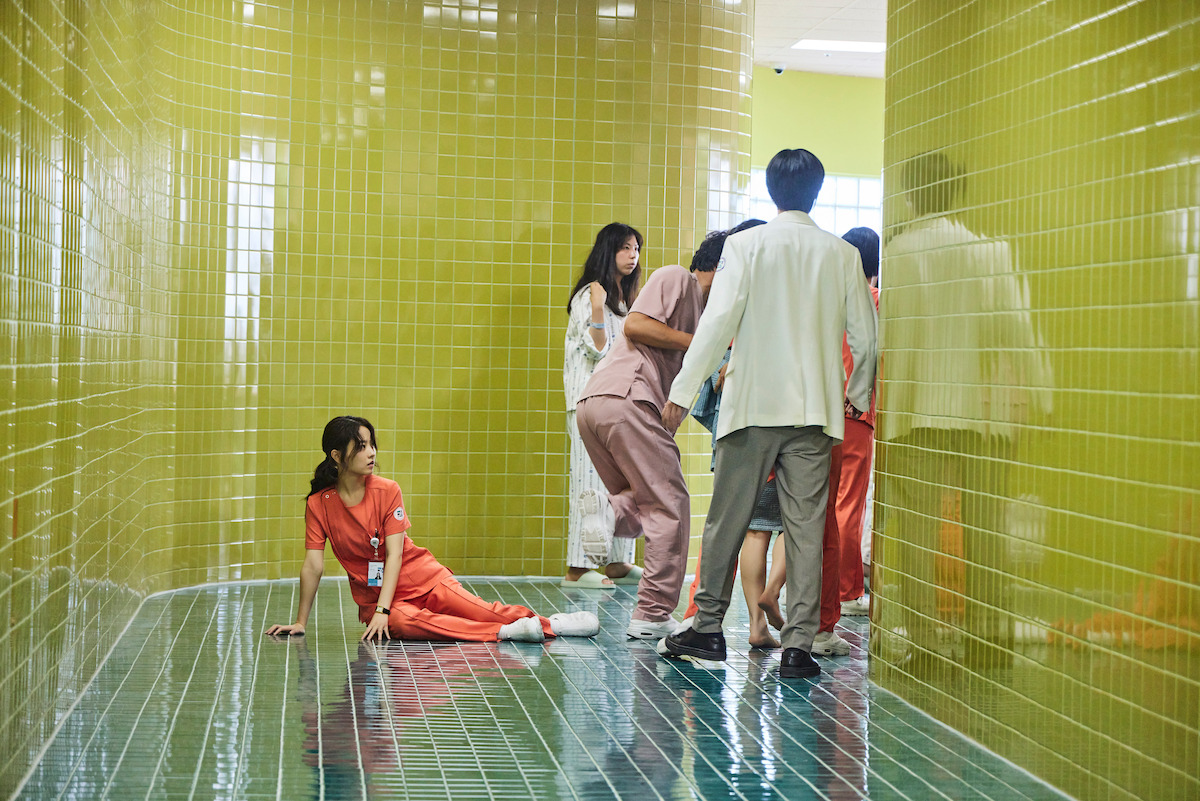 Park Bo-young as Jung Da-eun falls to the floor.