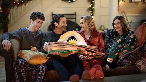 A Merry Little Ex-Mas. (L-R) Wilder Hudson as Gabriel, Oliver Hudson as Everett, Alicia Silverstone as Kate and Emily Hall as Sienna in A Merry Little Ex-Mas. Cr. Marni Grossman/Netflix © 2025