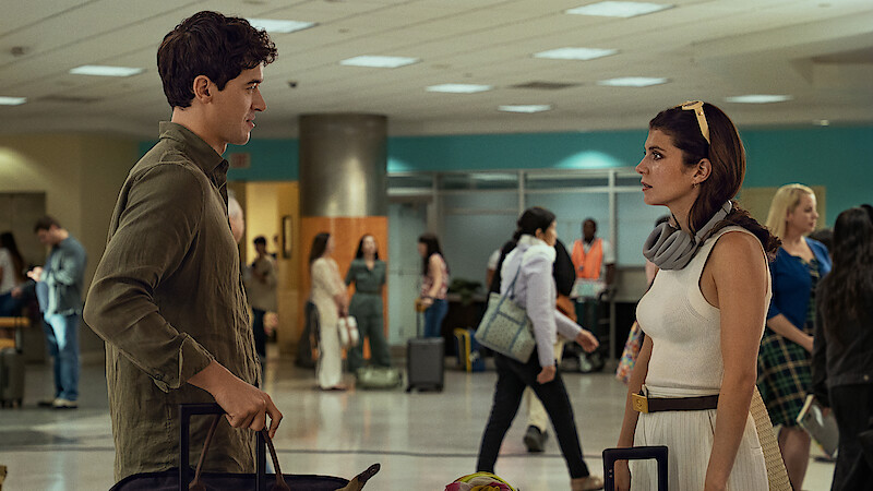 Tom Blyth as Alex and Emily Bader as Poppy in ‘People We Meet on Vacation’