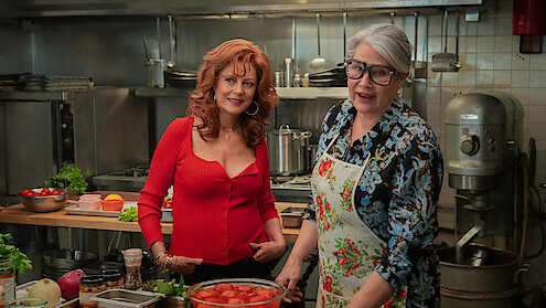 Susan Sarandon as Gia and Lorraine Bracco as Roberta in 'Nonnas'