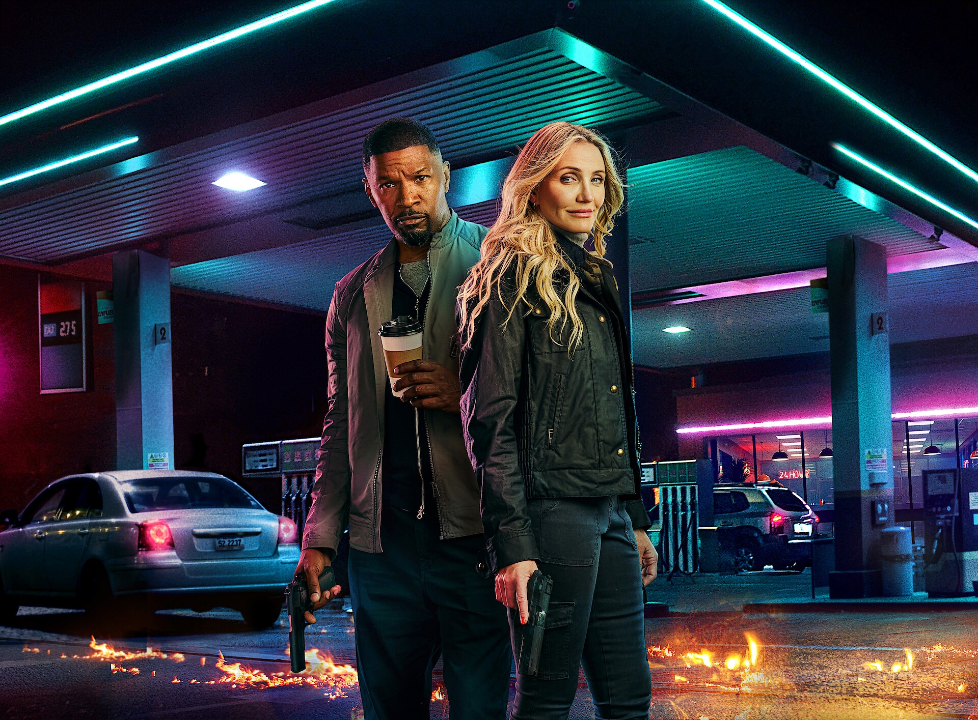 Back in Action - Jamie Foxx and Cameron Diaz holding guns and a latte while looking at the camera
