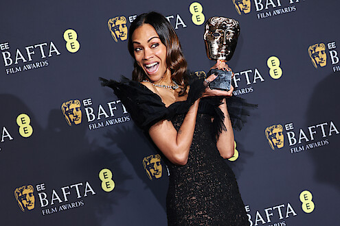 Zoe Saldaña holds her BAFTA statue