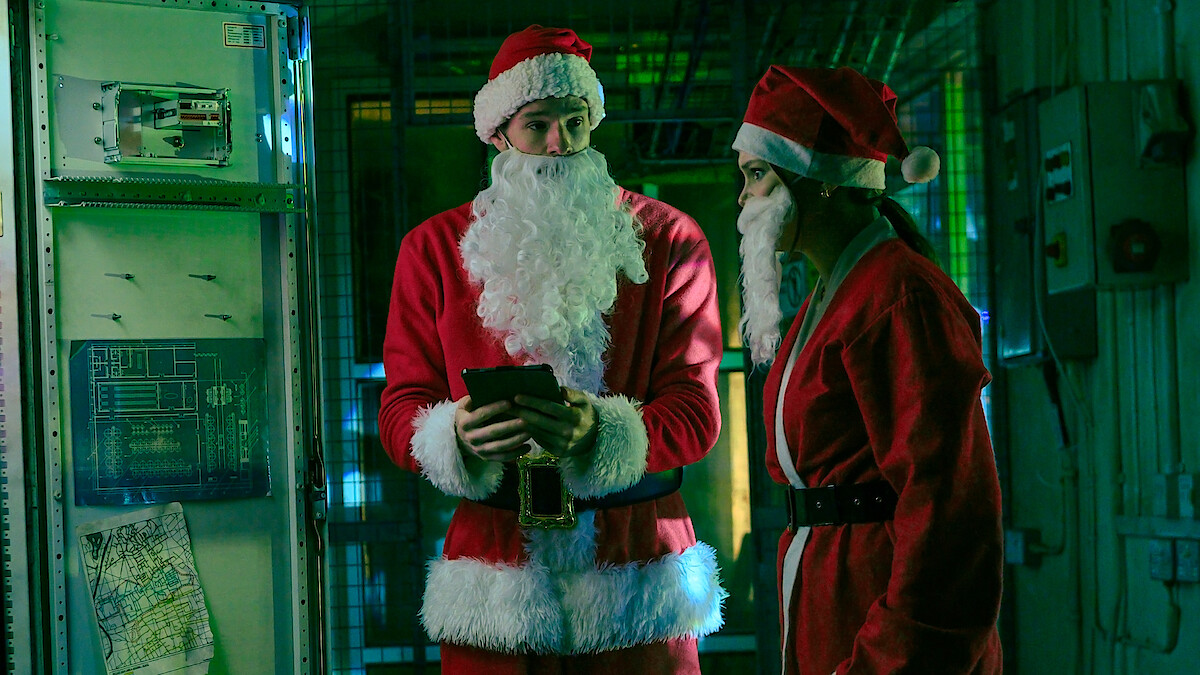 Jingle Bell Heist. (L to R) Connor Swindells as Nick and Olivia Holt as Sophia in Jingle Bell Heist. Cr. Rob Baker Ashton/Netflix ©2025 