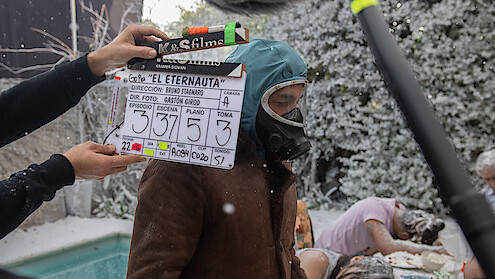 Behind the scenes photo on set of El Eternauta.