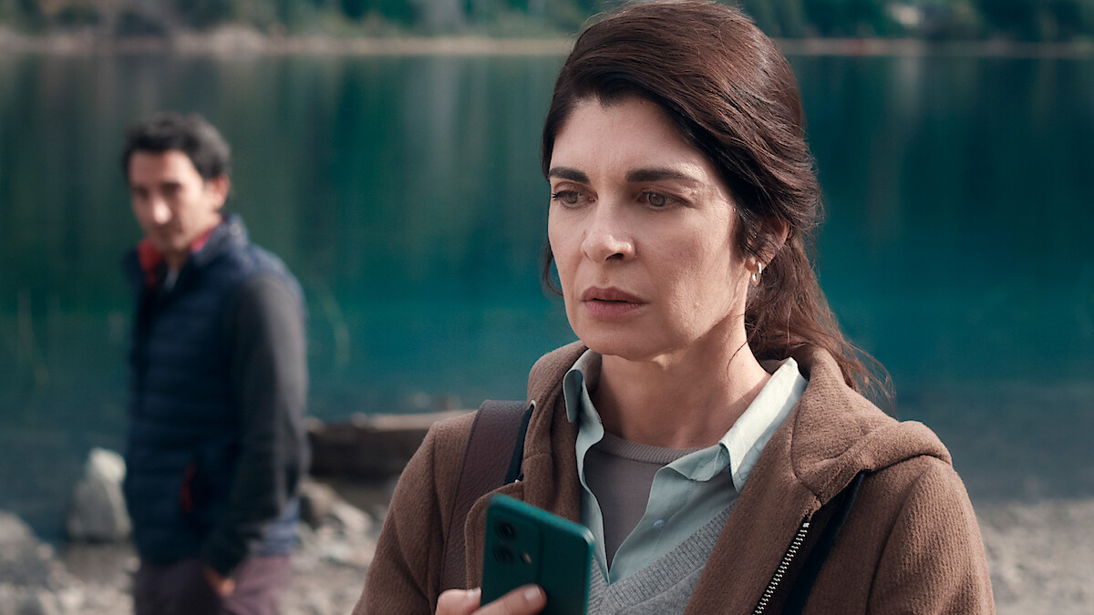 Atrapados. (L to R) Juan Minujin as Marcos, Soledad Villamil as Ema in Atrapados. Cr. Courtesy of Netflix ©2025