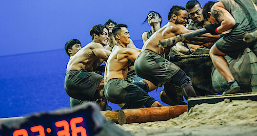 The Physical:100 contestants try to move a 2-ton boat.