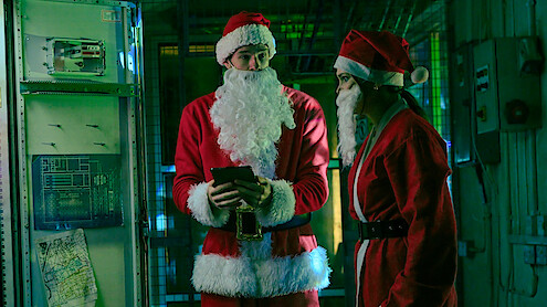 Jingle Bell Heist. (L to R) Connor Swindells as Nick and Olivia Holt as Sophia in Jingle Bell Heist. Cr. Rob Baker Ashton/Netflix ©2025 