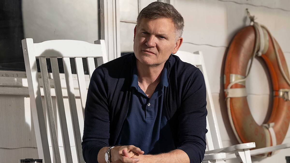 Executive Producer/Showrunner Kevin Williamson on the set of ‘The Waterfront.’