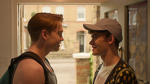 Joe Locke as Charlie wears a baseball cap in Season 3 of 'Heartstopper'
