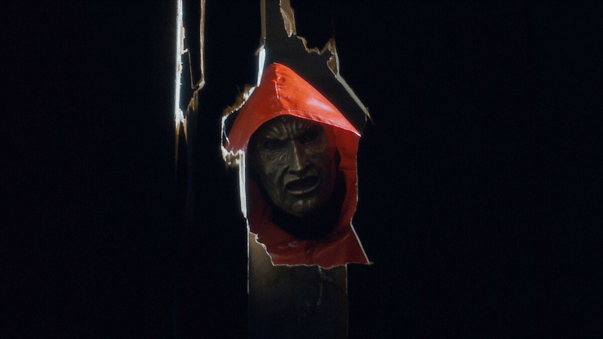 The Killer looks through the opening in 'Fear Street: Prom Queen.'