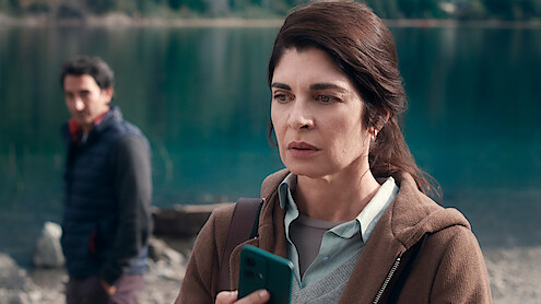 Atrapados. (L to R) Juan Minujin as Marcos, Soledad Villamil as Ema in Atrapados. Cr. Courtesy of Netflix ©2025