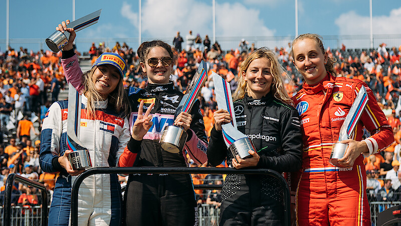 Nerea Martí, Abbi Pulling, Doriane Pin, and Maya Weug holding trophies.
