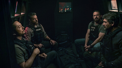 THE RIP. (L to R) Steven Yeun as Detective Mike Ro, Matt Damon as Lieutenant Dane Dumars, Ben Affleck as Detective Sergeant J.D. Byrne and Kyle Chandler as DEA Agent Mateo 'Matty' Nix in The Rip. Cr. Claire Folger/Netflix © 2025.