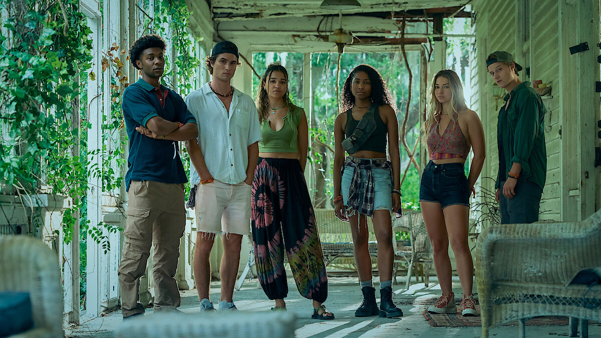 Sarah, Pope, Kiara, Pope, John B, JJ and Cleo standing together.