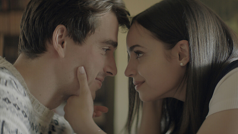Corey Mylchreest as Jamie and Sofia Carson as Anna in 'My Oxford Year'