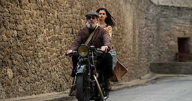 Hugh Laurie as Etienne LeBlanc, Aria Mia Loberti as Marie-Laure in episode 104 of All the Light We Cannot See. 