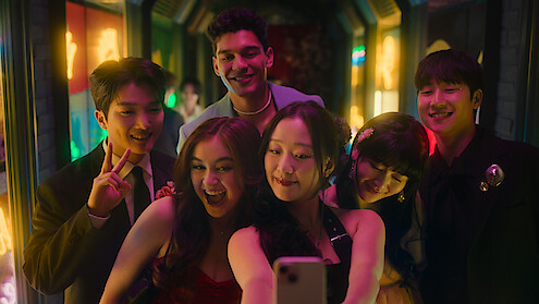  Minyeong Choi as Dae Heon Kim, Anna Cathcart as Kitty Song Covey, Anthony Keyvan as Quincy 'Q' Shabazian, Gia Kim as Yuri Han, Han Bi Ryu as Eunice Kang, Joshua Hyunho Lee as Jin taking a group selfie in 'XO, Kitty' Season 2