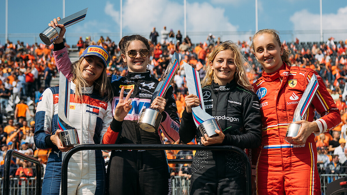 Nerea Martí, Abbi Pulling, Doriane Pin, and Maya Weug holding trophies.