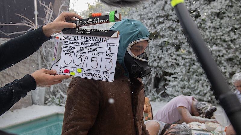 Behind the scenes photo on set of El Eternauta.