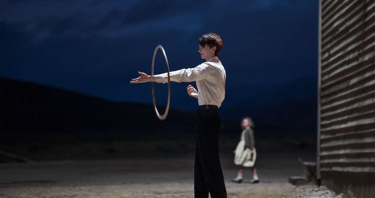 Kodi Smit-McPhee Explains That ‘Power of the Dog’ Hula-Hooping Moment 