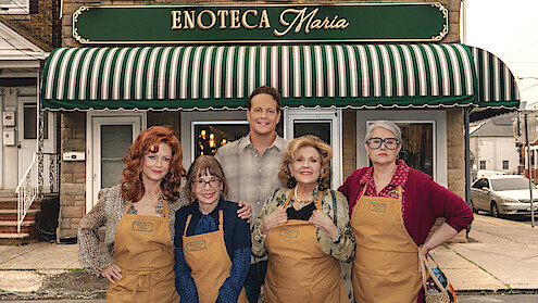 Susan Sarandon as Gia, Talia Shire as Teresa, Vince Vaughn as Joe Scaravella, Brenda Vaccaro as Antonella and Lorraine Bracco as Roberta in 'Nonnas'