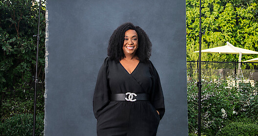 With ‘Inventing Anna,’ Shonda Rhimes Embraces the Mystery of Anna Delvey