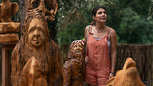 Emily Bader as Poppy in 'People We Meet on Vacation'