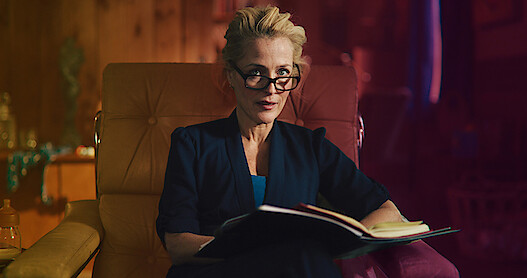 Gillian Anderson as Jean Milburn recaps S3 of 'Sex Education.'